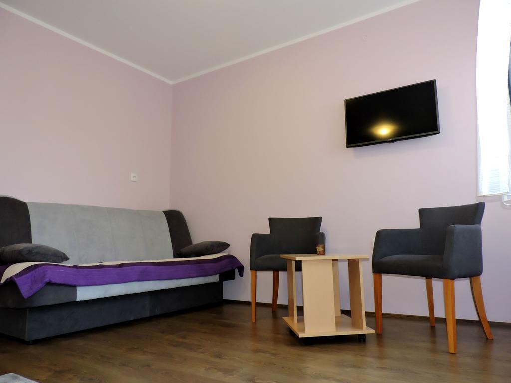 Sremska Kamenica B&B Zmajevo Gnezdo 021 الغرفة الصورة